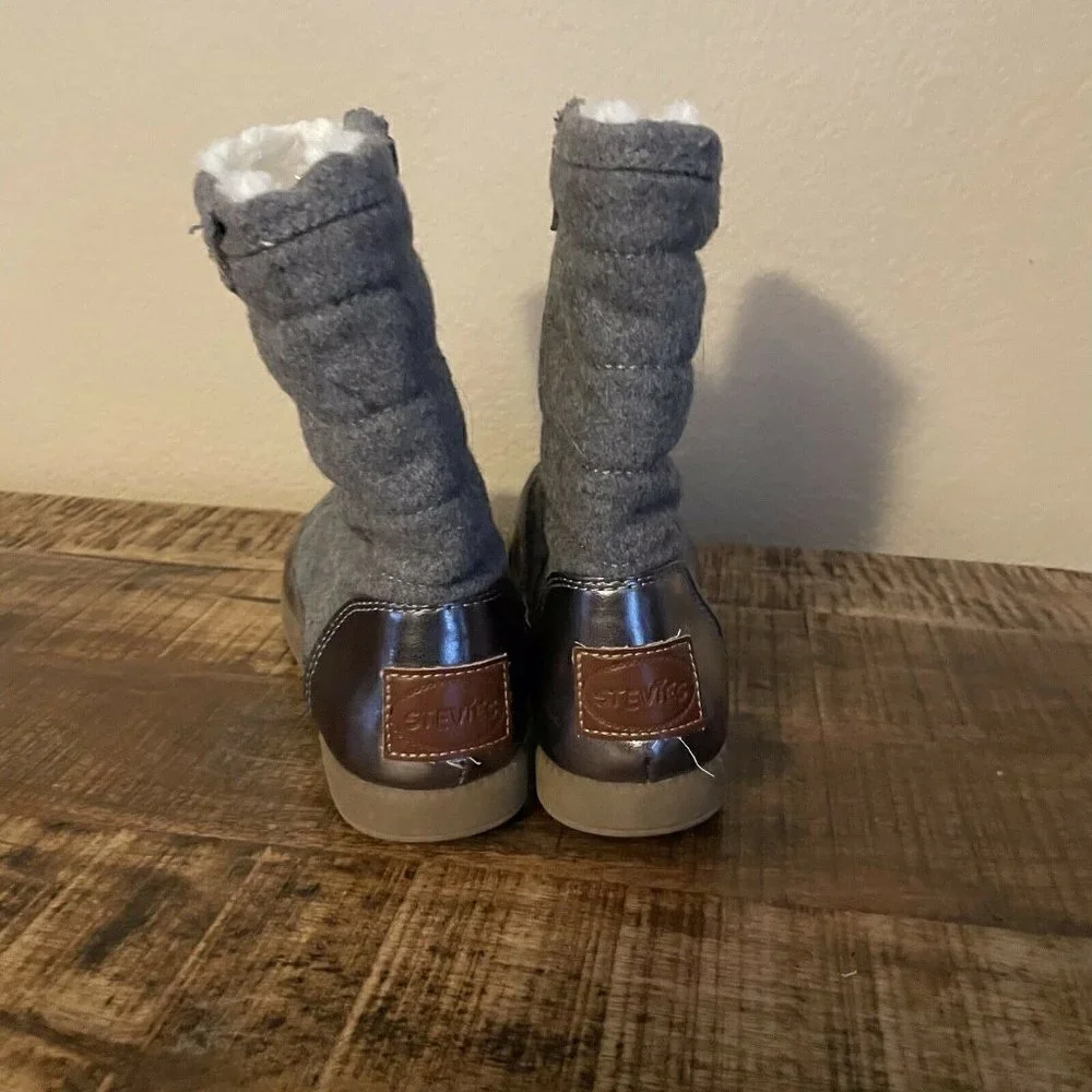 Stevies Snowday Side Zipper Boots Grey size 5
